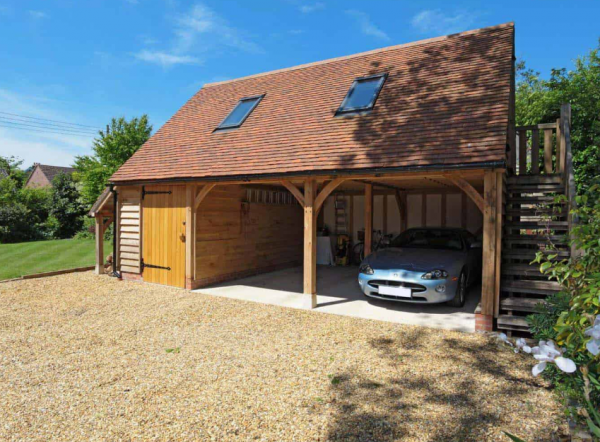 Garasi dengan Material Batu Alam Berbingkai Kayu